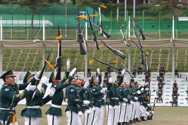 육군본부 의장대가 육군수도방위사령부 창설 60주년 축하행사에서 집총 시범을 보이고 있다.