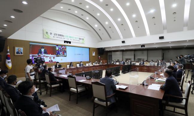 3일 국방부 대회의실에서 열린 ‘장병 생활여건 개선 전담팀(TF)’ 출범회의에서 TF장인 박재민 국방부 차관 등 참석자들이 의견을 나누고 있다.  한재호 기자