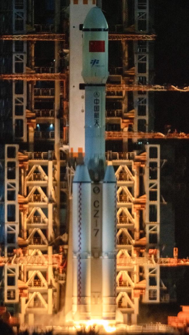 중국의 우주정거장 보급 장비를 실은 화물우주선 텐저우2호가 지난달 29일 중국 남부 원창 우주센터에서 발사를 준비하고 있다.   연합뉴스