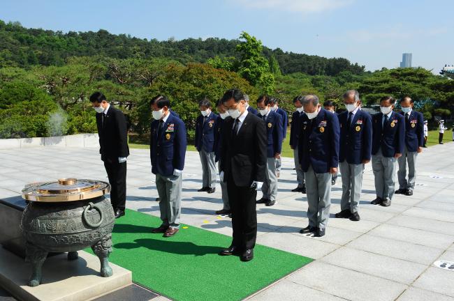 대한민국재향군인회 회장단과 주요 간부들이 제66회 현충일을 이틀 앞둔 지난 4일 국립서울현충원을 찾아 순국선열과 호국영령의 숭고한 정신을 기리며 명복을 빌고 있다.  향군 제공