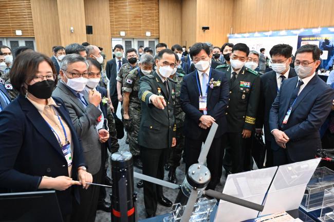 7일 경기창조경제혁신센터에서 열린 ‘2021 드론봇·인공지능 전투발전 콘퍼런스’ 전시 부스에서 남영신(가운데) 육군참모총장이 강은호(오른쪽 넷째) 방위사업청장을 비롯한 주요 인사들과 전시 장비를 둘러보고 있다.  육군 제공