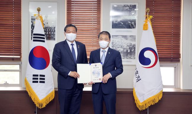 황기철(왼쪽) 국가보훈처장이 8일 세종청사에서 김칠하 변호사를 보훈처 고문변호사로 위촉한 뒤 기념사진을 찍고 있다.  보훈처 제공