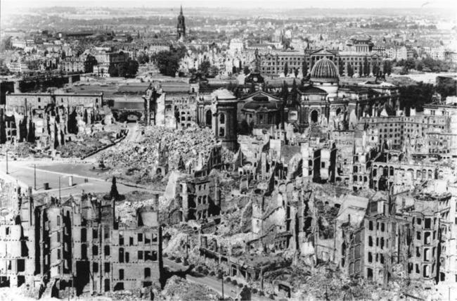 무의미한 폭격 이후 폐허가 된 드레스덴의 풍경.  필자 제공