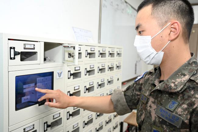 공군교육사령부가 사물인터넷(IoT) 기반 ‘지문인식 스마트 휴대전화 보관함’을 시범 운용해 큰 호응을 얻고 있는 가운데, 군수2학교의 한 병사가 휴대전화 반출을 위해 스마트 휴대전화 보관함에 본인이 등록한 비밀번호를 입력하고 있다.  사진 제공=이충환 병장