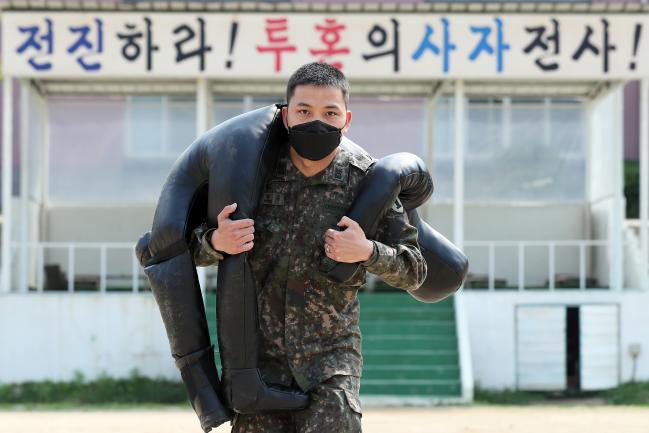 장정문 상사가 부대 연병장에서 50㎏에 달하는 훈련용 더미를 둘러메고 전장식 순환 체력단련을 하고 있다. 