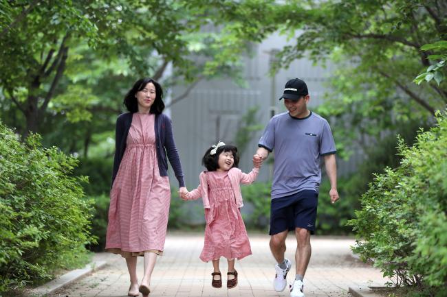 장정문 상사 부부가 딸 하라 양의 손을 잡고 산책하고 있다. 