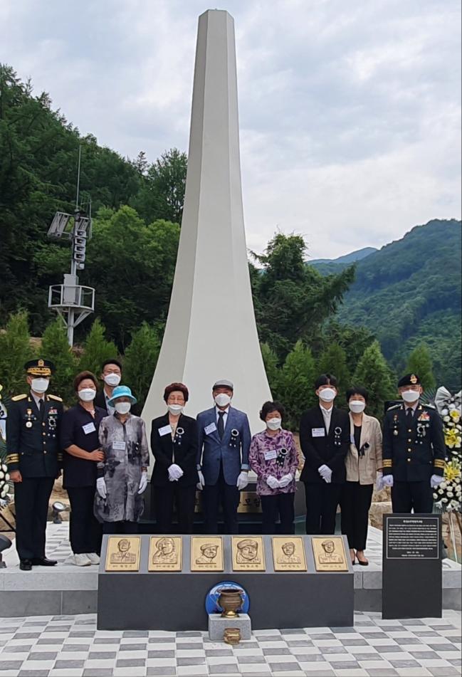 10일 충청북도 영동군 민주지산 안보공원에서 열린 ‘특전 호국영령 추모탑 제막식’ 후 남영신(맨 왼쪽) 육군참모총장과 소영민(맨 오른쪽) 육군특수전사령관을 비롯한 참석자들이 기념사진을 찍고 있다.  부대 제공