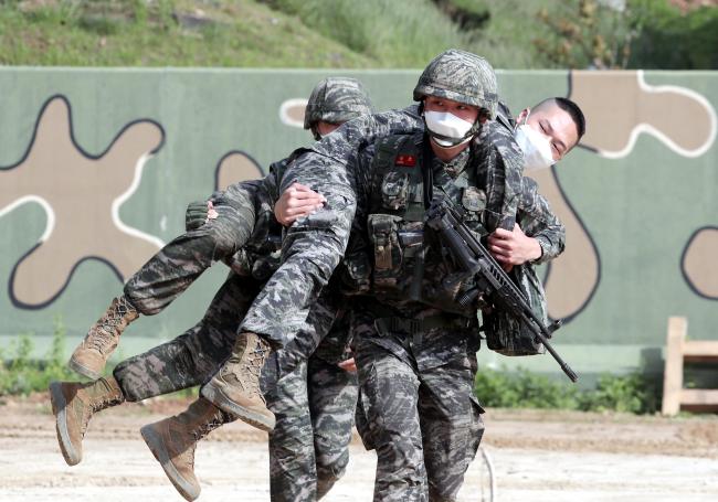 연평부대 장병들이 ‘The SSEN 해병 프로젝트’ 중 환자 메고 달리기를 하고 있다.