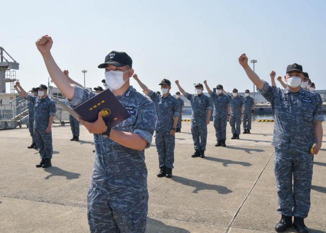 해군잠수함사령부 소속 홍범도함 승조원들이 ‘봉오동전투 전승 101주년’을 맞아 해양수호 결의대회를 진행하고 있다.  사진 제공=신장원 하사