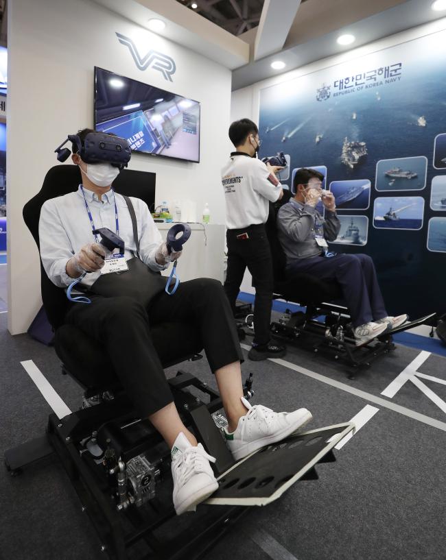 해군 홍보관을 찾은 관람객들이 VR 체험을 하고 있다.
