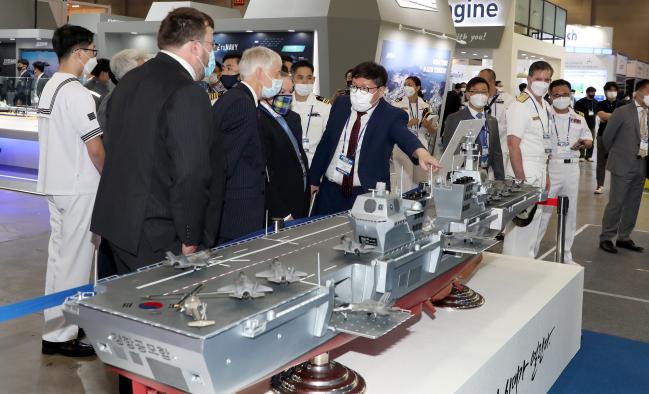 부산 해운대구 벡스코에서 진행 중인 ‘국제해양방위산업전(MADEX) 2021’ 해군 홍보관을 찾은 관람객들이 경항공모함 모형을 살펴보고 있다. 
