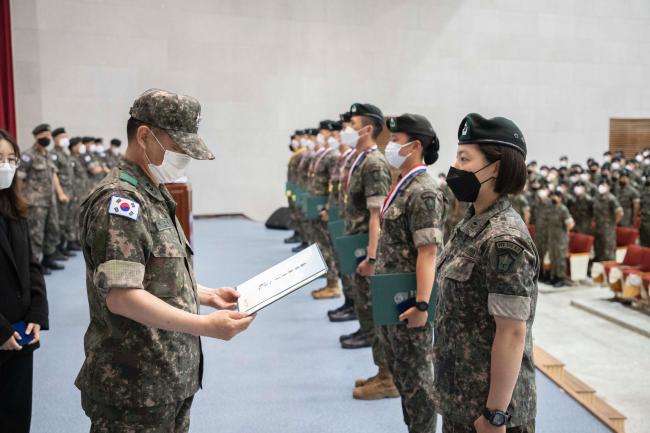 11일 육군보병학교 강당에서 열린 지휘참모과정 수료식에서 이기성(소장·왼쪽) 보병학교장이 4개월 동안의 교육을 마친 신임장교들에게 표창장을 수여하고 있다.  부대 제공