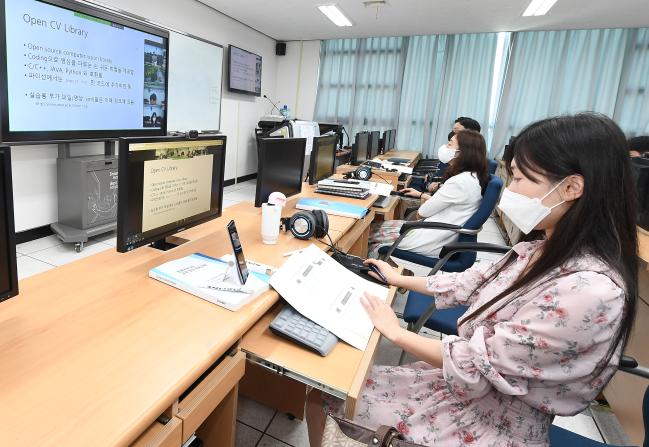 해군교육사령부 정보통신학교 인터넷 원격교육장에서 실시한 해군 AI 전문인력 양성 교육에서 교관 및 실무자들이 UNIST 인공지능대학원 백승렬 강사의 ‘향상된 딥러닝 기술’ 강의를 듣고 있다.  사진 제공=서준혁 중사