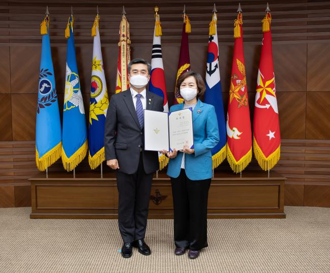 서욱(왼쪽) 국방부 장관이 지난 11일 국방부 본관에서 열린 제1차 군 검찰 수사심의위원회에서 위원장으로 위촉된 김소영 전 대법관에게 위촉장을 전달했다.  국방부 제공