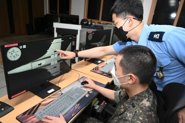 공군교육사령부 군수1학교 박민혁 교관이 올해 새롭게 개발한 KF-16 전자장비 장·탈착 프로그램을 활용해 교육생을 지도하고 있다.  부대 제공