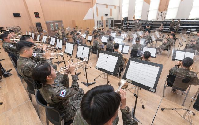 국방부 근무지원단 군악대대 장병들이 조성인(예비역 병장) 씨가 작곡한 우리 군의 새 행진곡 ‘빅토리 퍼레이드(Victory Parade)’를 연주하고 있다. 글=맹수열 기자/사진=임채무 기자