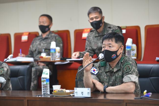 15일 육군지상작전사령부/지상군구성군사령부가 개최한 ‘전(全) 영역 공방동시통합작전’ 지휘관 토의에서 안준석(대장·맨 앞) 사령관이 우주·사이버 및 전자기 영역까지 확장된 전장개념에 기초한 미래 지상군의 전투수행방법에 대해 예하 지휘관들과 논의하고 있다.  사진 제공=전원규 상사(진)