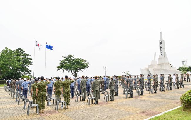 15일 해군2함대사령부 충무동산에서 제1연평해전 전승 22주년 기념식이 열린 가운데 참석자들이 국기에 대한 경례를 하고 있다.  사진 제공=남호 하사