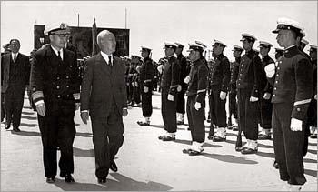 6·25전쟁 중 해군사관학교 생도들을 사열하는 이승만 대통령과 손원일 제독. 