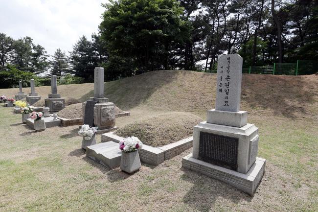 서울 동작동 국립현충원에 안장된 해군의 아버지 손원일 제독의 묘소.  
 이경원 기자