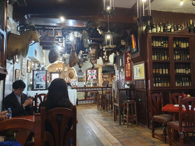 스페인 사람들이 즐겨 찾는 세비야 구도심에 있는 ‘바르(Bar)’의 내부 전경.  필자 제공