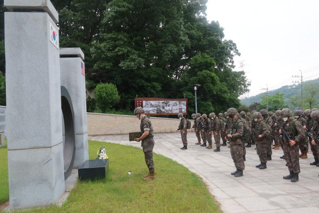 육군32사단이 호국보훈의 달을 맞아 추진 중인 현장체험형 정신전력 교육에 참여한 기동대대 장병들이 15일 세종시 개미고개 전적지에 있는 자유 평화의 빛 위령탑에 참배하고 있다.  부대 제공