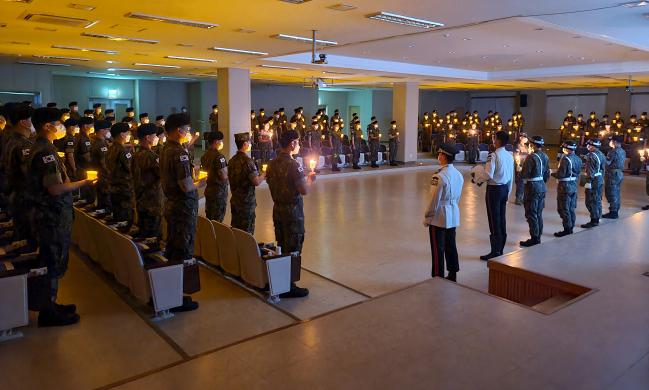 육군종합행정학교 군사경찰교육대가 15일 개최한 ‘군사경찰 혼(魂)’ 행사에서 수료를 앞둔 군사경찰 특기병 1147기 교육생들이 촛불을 들고 완벽한 임무 수행을 다짐하고 있다.  부대 제공