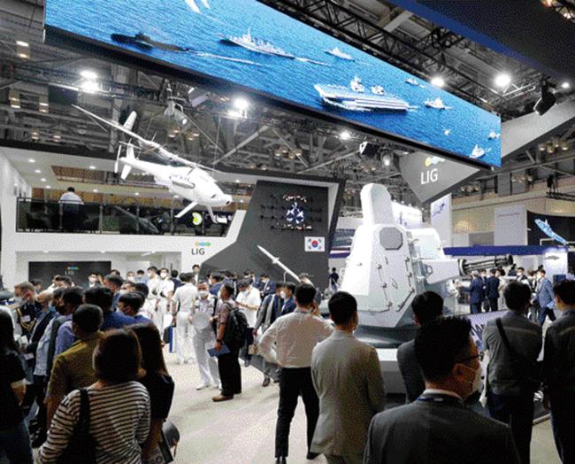 지난 9일 부산 벡스코에서 개막한 ‘국제해양방위산업전(MADEX·마덱스) 2021’에서 근접방어무기체계(CIWS)-Ⅱ 형상을 전시한 LIG넥스원 홍보관에 인파가 몰려 있다. 국내 최대·최고 수준의 연구개발 인력을 보유한 LIG넥스원은 함정 생존성 보장의 ‘최종 병기’인 CIWS-Ⅱ 국산화에 가용 역량을 집중하고 있다. CIWS-Ⅱ의 국내 개발·도입이 성공하면 K방산 위상 강화, 수입 장비 대체에 따른 국방예산 절감, 신속·원활한 군수지원, 고용 창출 등 파급력이 클 것으로 전망된다.  양동욱 기자