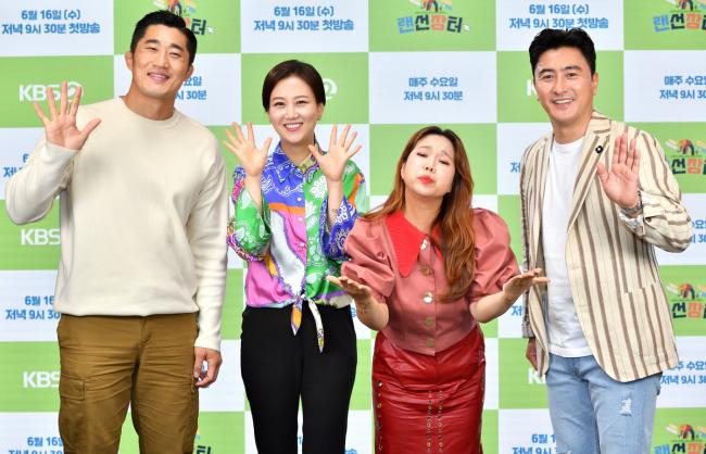 KBS2-TV ‘랜선장터’의 4MC 김동현, 장윤정, 홍현희, 안정환(왼쪽부터). 16일부터 매주 수요일 9시30분에 방송되는 랜선장터는 우수한 농수산물을 소개하고 라이브 커머스를 통해 소비자와 직접 연결해 판매를 도와주는 예능 프로그램이다.  사진=KBS