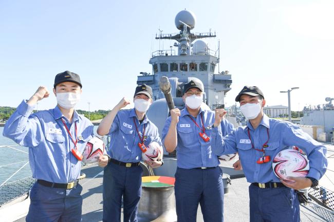 국군체육부대 축구팀 심상민(작은 사진) 상병이 기증한 축구공을 받은 해군2함대사령부 제천함 장병들이 서해 수호에 최선을 다할 것을 다짐하며 파이팅을 외치고 있다.  부대 제공