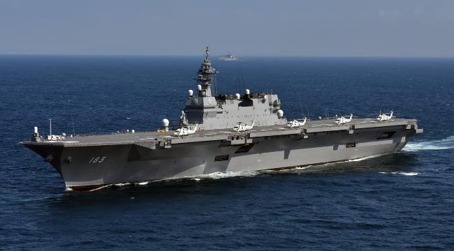 일본은 헬기모함 수준의 호위함인 이즈모함(DDH-183)과 가가함(DDH-184)을 2023년까지 F-35B 전투기 운용이 가능한 경항공모함으로 개조할 예정이다. 사진은 이즈모함. 사진 = 일본 해상자위대 홈페이지
