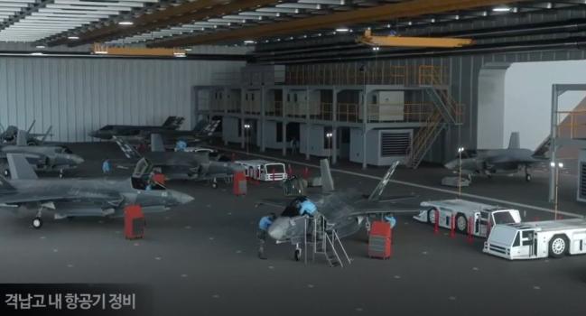 현대중공업의 경항모 소개 영상에서 캡처한 격납고 내 항공기 정비.
