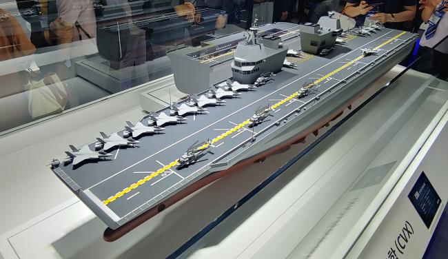 대우조선해양이 제시한 한국형 경항공모함 모델로서 125대1 크기의 모형이다. 
