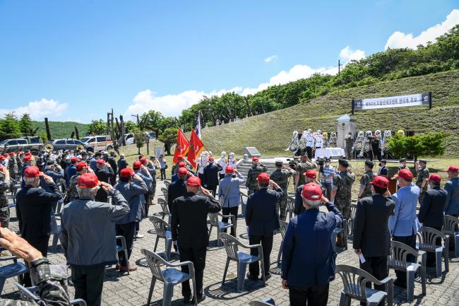19일 강원도 양구군 도솔산지구전투 위령비에서 열린 제70주년 도솔산지구전투 전승 행사에서 참석자들이 국기에 대한 경례를 하고 있다.  해병대 제공