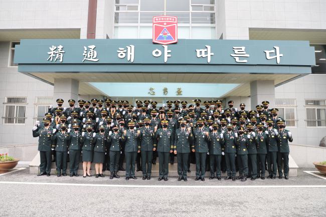 육군부사관학교가 지난 18일 개최한 ｀21-1기 훈련부사관 임명식 후 황병태(소장·앞줄 왼쪽 아홉째) 학교장을 비롯한 주요직위자와 신임 훈련부사관들이 기념사진을 찍고 있다.  부대 제공