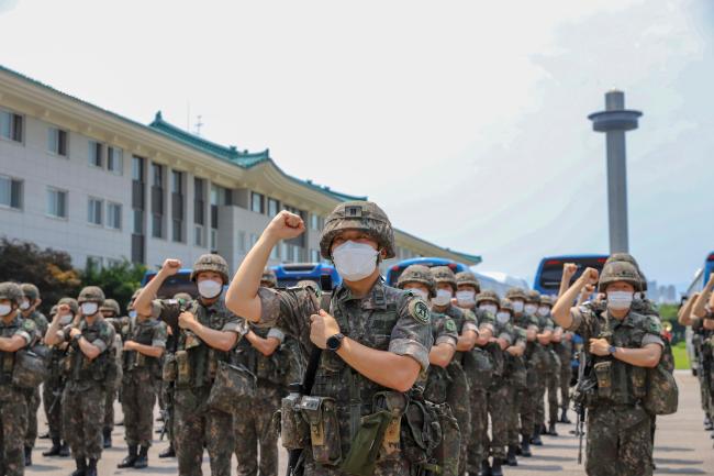 육군사관학교 생도들의 올해 하계군사훈련이 21일부터 7월 30일까지 이어지는 가운데, 2학년 생도들이 육군부사관학교로 출발하기 전 결의를 다지고 있다.  부대 제공