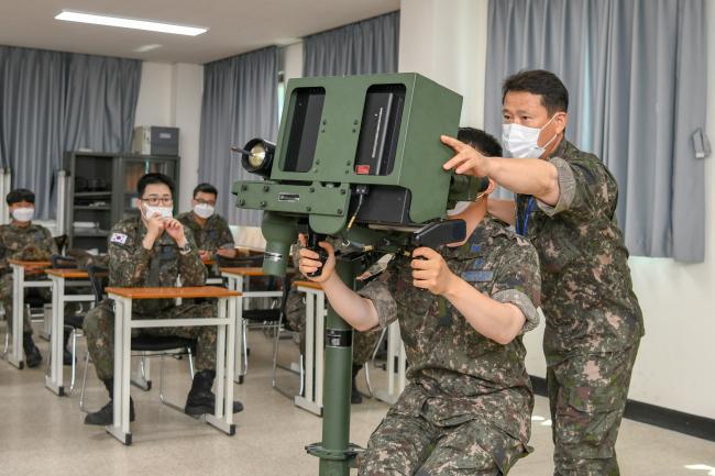 공군2방공유도탄여단 ‘신궁 운용요원 집체교육’에 참여한 교육생이 신궁 교전모의기를 이용해 모의 항적을 추적하고 있다 .  사진 제공=홍준성 일병