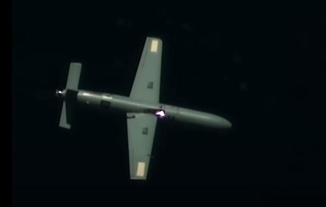 이스라엘의 항공기에서 발사된 고출력 레이저 빔에 명중된 무인 표적기. 유튜브 동영상 캡처.