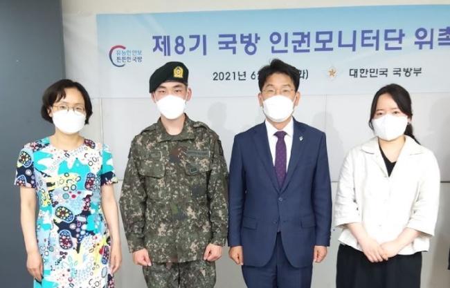 박경수(오른쪽 둘째) 국방부 법무관리관이 22일 개최된 제8기 국방 인권모니터링단 위촉식을 마친 뒤 참석자들과 기념촬영을 하고 있다. 왼쪽부터 진영미 국방부 인권담당관, 장병모니터링단 대표 국군고양병원 전현기 상병, 박 법무관리관, 시민모니터링단 대표 박소윤 씨. 국방부 제공 