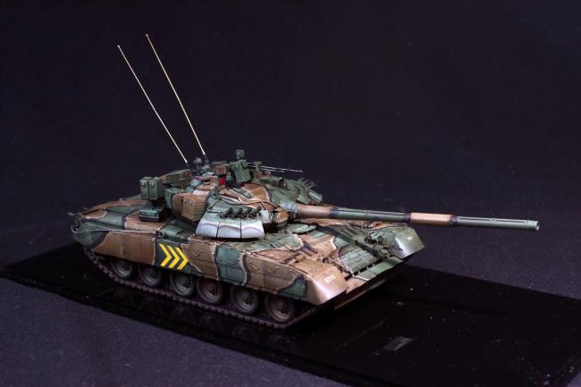 박종훈 작가님이 제작한 35분의 1 스케일 T-80U 전차 모형. ‘트럼페터’라는 회사에서 출시한 키트를 활용했다. 러시아 전차 특유의 외형이 인상적이며, 위로 뻗은 2개의 안테나는 이 전차가 지휘차량임을 보여준다.  필자 제공