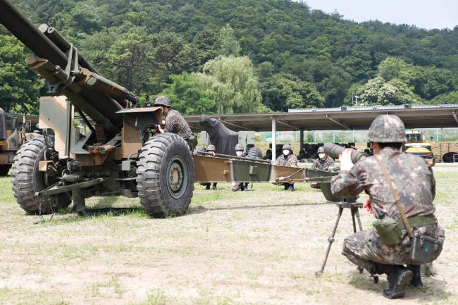 육군동원전력사령부가 코로나19 장기화에 따른 어려움 속에서도 방역시스템을 구축한 가운데 ‘비상근 예비군 소집훈련’을 시행해 전반기에만 1000여 명이 훈련에 참가했다고 23일 밝혔다. 사진은 올해 비상근 예비군 소집훈련에 참여한 예비군들이 전시 임무수행능력 향상을 위해 155㎜ 견인포 운용 절차를 숙달하는 모습.  부대 제공 