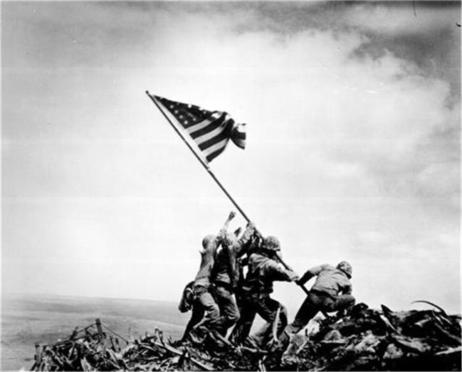 이오지마 수리바치산에 성조기를 꽂는 미군 병사들. ‘아버지의 깃발’의 소재가 되었다.  필자 제공