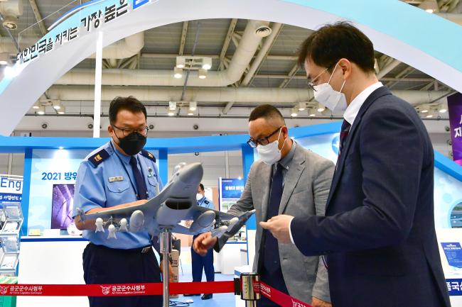 공군군수사령부가 23일부터 25일까지 경남 창원 창원컨벤션센터에서 개최 중인 2021년 방산 부품·장비대전에 ‘공군 항공무기체계 부품 견본 전시회’를 연 가운데 생산관리과 구태모(왼쪽) 상사가 민간업체 관계자에게 항공부품에 대해 설명하고 있다.  사진 제공=안동희 원사(진)