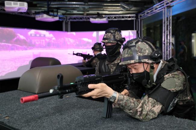 23일 국방부가 호국보훈의 달을 맞아 서울 서초 과학화 예비군훈련장에서 개최한 ‘예비군훈련 체험행사’에서 국회의원 보좌진과 국방부 국민소통전문가단 등 참가자들이 가상현실(VR) 기반 영상모의사격훈련을 체험하고 있다.  한재호 기자
