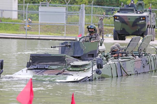 작전 배치 이후 첫 도하훈련에 나선 육군3사단 맹호여단 K808 차륜형장갑차가 2.7m 깊이의 수중 장애물을 통과하고 있다.  부대 제공