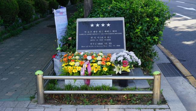 도봉역 건너편의 워커 장군 전사지.

