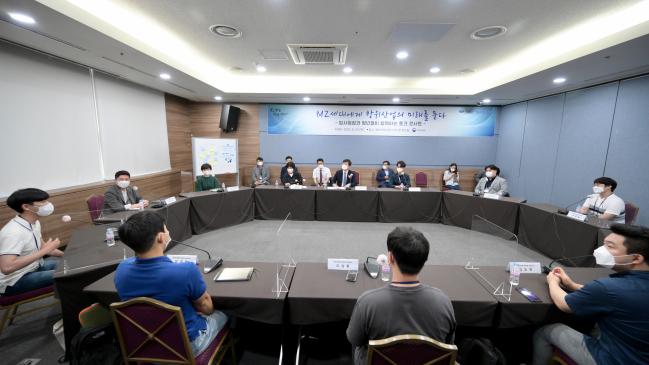 24일 오후 경남 창원컨벤션센터에서 ‘MZ세대에게 방위 산업의 미래를 묻다’를 주제로 열린 소통간담회에서 강은호 방위사업청장을 비롯한 방사청 관계자들과 대학생들이 다양한 의견을 나누고 있다.  방사청 제공