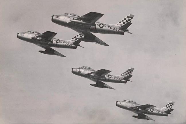 1953년 미 공군 51전투요격비행단의 F-86전투기 편대가 비행하는 모습. 출처=국사편찬위원회

