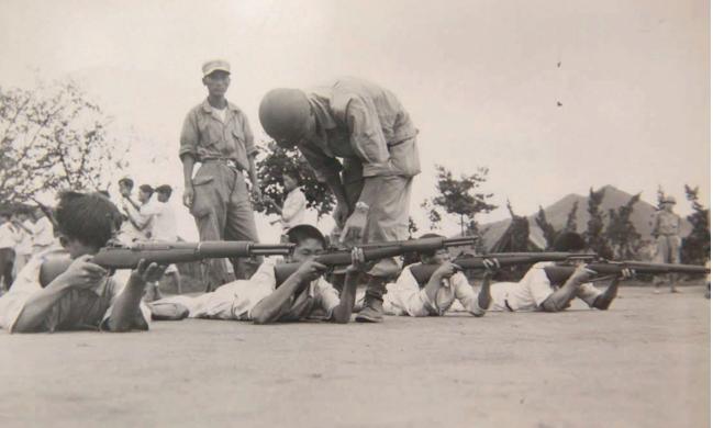 국군 훈련병들이 신병훈련소에서 M1 개런드 소총을 들고 사격훈련을 받고 있다. 
 출처=국사편찬위원회
