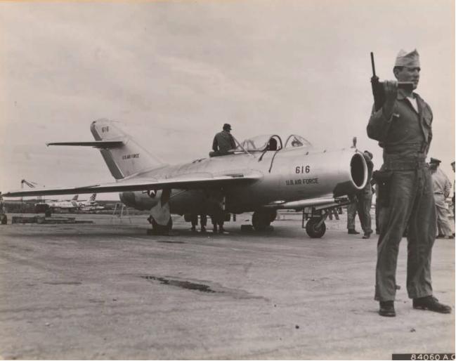 1953년 일본 오키나와 미 공군 기지에서 시험 중인 MiG-15 전투기. 출처=RG342, National Archives
